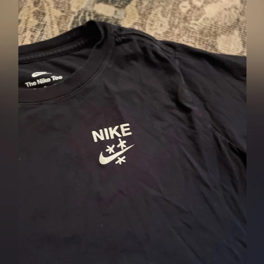Nike World Traveler Tee & Dri-Fit Stripe Shorts Large